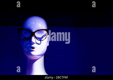 Unisex Mannequin Kopf mit Brille. Keine Leute Stockfoto