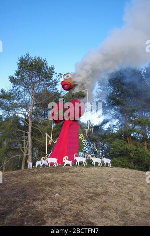 Traditionelle litauische Puppe namens Mehr als Symbol des Winters bereit, in Uzgavenes Festival verbrannt werden Stockfoto