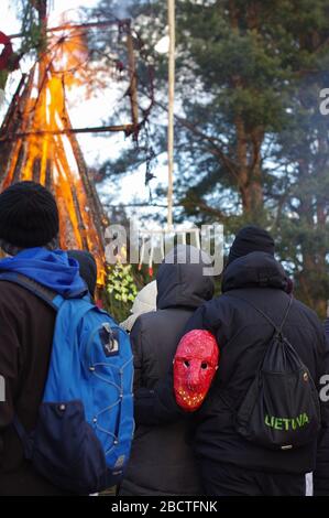 Maskierte Menschen beobachten Winter Symbol Puppe Mehr Brennen auf dem traditionellen Festival Uzgavenes in Litauen Stockfoto