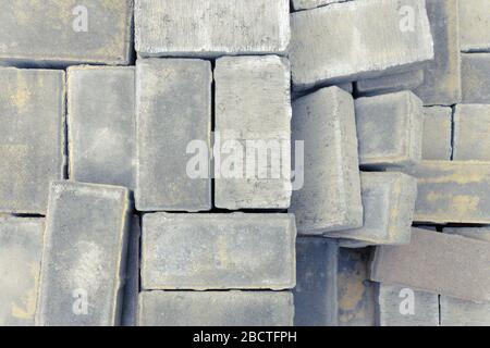 Pflastersteine liegen auf einer Palette bereit für Bauarbeiten auf der Verlegung Pflasterplatten auf der Straße oder Bürgersteig Stockfoto