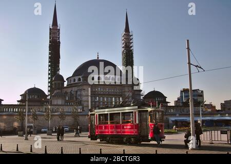 Der Taksim-Platz ist wegen einer Corona-Pandemie fast leer, aber es kommen immer noch Menschen heraus. Historischer Taksim-Wagen und Menschen. Stockfoto