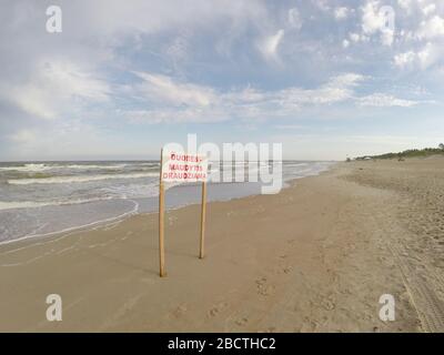 Sandiger Sommer Ostseestrand im Sommer in Palanga Resort in Litauen und das Zeichen der Vorsicht Stockfoto