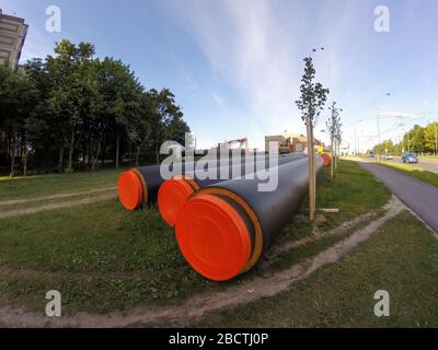 Ersatz von unterirdischen Rohrleitungen durch neue moderne Rohre in Kaunas Stockfoto