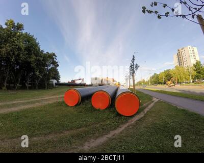 Ersatz von unterirdischen Rohrleitungen durch neue moderne Rohre in Kaunas Stockfoto