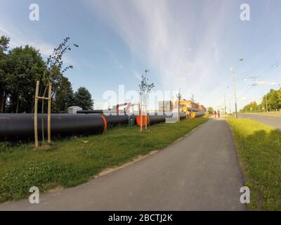 Ersatz von unterirdischen Rohrleitungen durch neue moderne Rohre in Kaunas Stockfoto