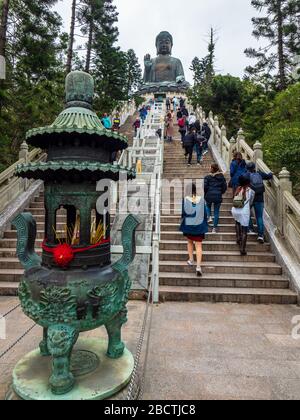 Tian Tan Buddha eine große Bronzestatue des Buddha Shakyamuni, die 1993 fertiggestellt wurde und sich in der Nähe des Po Lin Klosters, Ngong Ping, der Insel Lantau, Hong Kong China befindet Stockfoto