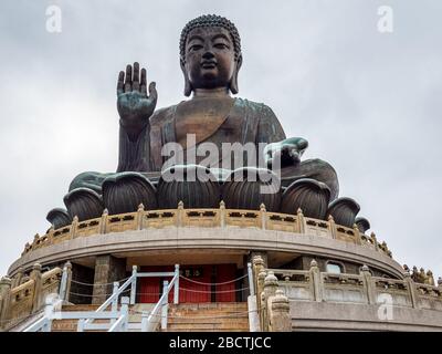 Tian Tan Buddha eine große Bronzestatue des Buddha Shakyamuni, die 1993 fertiggestellt wurde und sich in der Nähe des Po Lin Klosters, Ngong Ping, der Insel Lantau, Hong Kong China befindet Stockfoto