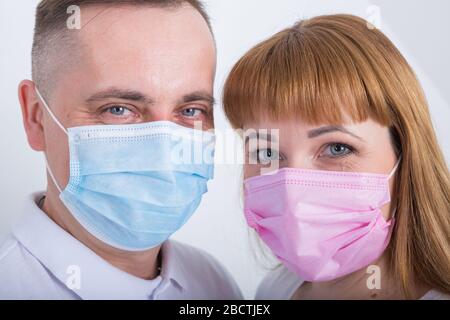 Erwachsene und Kinder verwenden medizinische Masken Stockfoto