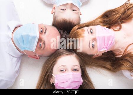 Erwachsene und Kinder verwenden medizinische Masken Stockfoto