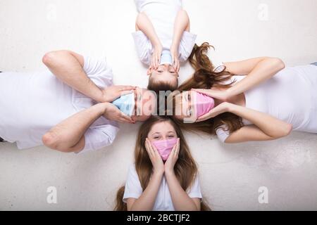 Erwachsene und Kinder verwenden medizinische Masken Stockfoto