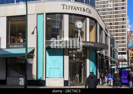 Vancouver, Kanada - 4. März 2020: Tiffany & Co, der amerikanische Luxusschmuck- und Fachhändler auf Burrard im Stadtzentrum von Vancouver. Das Geschäft feat Stockfoto