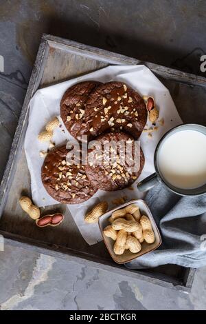 Köstliche Brownie-Plätzchen mit geschmolzener Schokolade und gehackten Erdnüssen Stockfoto