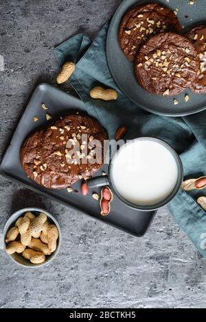 Köstliche Brownie-Plätzchen mit geschmolzener Schokolade und gehackten Erdnüssen Stockfoto