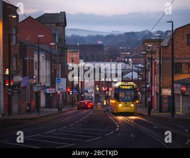 Manchester Metrolink Bombarder Flexity Swift M5000 Straßenbahn, die Drake Street, Rochdale in der Dämmerung erklimmt Stockfoto