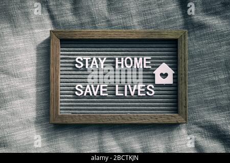 COVID-19-Text für Selbstisolation zu Hause bleiben. Bleiben Sie zu Hause, retten Sie Leben. Coronavirus zitierte ein Schild mit der Meldung der Selbstquarantäne für soziale Verantwortung im Hintergrund. Stockfoto