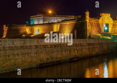 Nacht Stadtlandschaft horizontal, der alten Burg von san anton, hat dies eine gelbliche Beleuchtung, die mit den violetten Tönen der ni abhebt Stockfoto