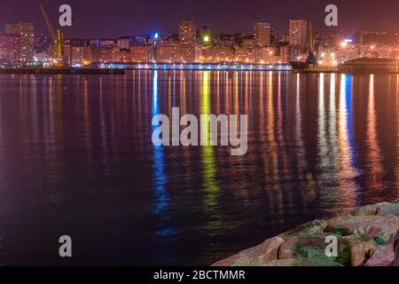 Nacht Stadtlandschaft der Stadt la coruña horizontal, des Hafens von coruña und der Häuser auf der ersten Linie der Küste, die Lichter der t Stockfoto