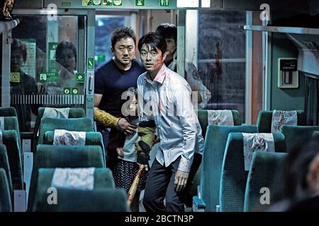 Train to Busan ist ein südkoreanischer Actionhorror-Film aus dem Jahr 2016 unter der Regie von Yeon Sang-ho und mit Gong Yoo, jung Yu-mi, Und Ma Dong-seok. Dieses Foto dient nur der redaktionellen Verwendung und ist das Copyright der Filmgesellschaft und/oder des Fotografen, der von der Film- oder Produktionsfirma zugewiesen wurde und nur durch Veröffentlichungen in Verbindung mit der Förderung des oben genannten Films reproduziert werden kann. Eine obligatorische Gutschrift an die Filmgesellschaft ist erforderlich. Der Fotograf sollte auch, wenn bekannt, gutgeschrieben werden. Stockfoto