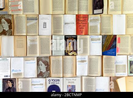 Kopien eines eigenen Zimmers eine Wand im Monk's House, einst Heimat von Virginia Woolf, in Rodmell Village, Sussex, Großbritannien Stockfoto