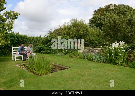 Blick auf einen kleinen Bereich des restaurierten Gartens im Monk's House, einst das Zuhause von Virginia Woolf, Rodmell East Sussex, Großbritannien Stockfoto