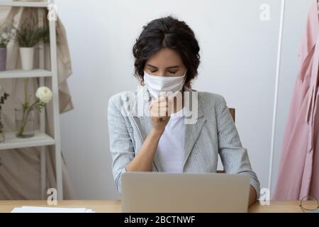 Ungesunde infizierte Arbeiter, die an Virensymptomen leiden. Stockfoto