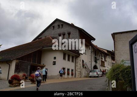 Gruyere Schweiz, 03/09/2019, die schöne Stadt in den alpen. Die Herstellung des weltberühmten Käses, Lagerung in Höhlen und Herstellung des Käses Stockfoto