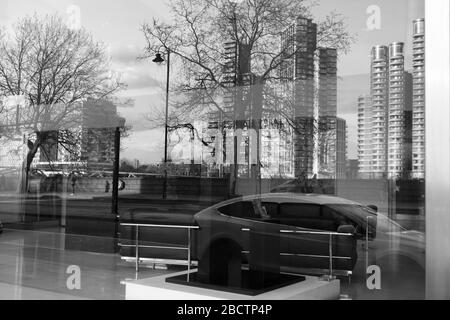 London/Großbritannien - 04. April 2020: Blick auf Albert Embankment von Millbank durch ein Spiegelbild in einer Fensterscheibe in Schwarzweiß Stockfoto