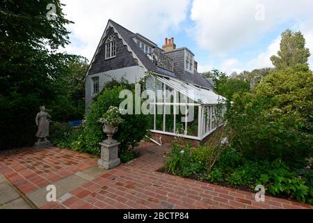 Blick auf Monk's House, einst das Zuhause von Virginia Woolf, Rodmell, East Sussex, Großbritannien, aus dem Garten, mit prominenten Holz-und Glas-Wintergarten. Stockfoto