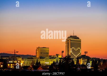 Herzform auf einem Hotelgebäude in Zürich (Schweiz), vor einem Sonnenuntergang Stockfoto