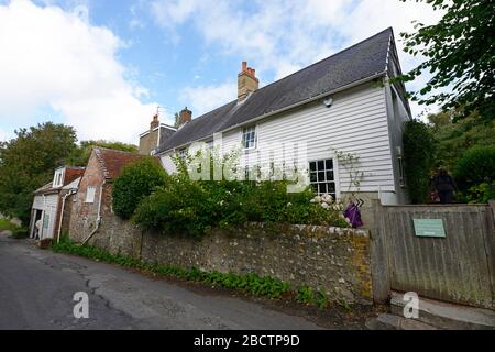 Blick auf Monk's House, einst die Heimat von Virginia Woolf, von der Straße in Rodmell Dorf, East Sussex, Großbritannien, mit einem lila Buggy. Stockfoto
