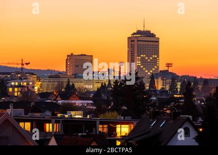 Herzform auf einem Hotelgebäude in Zürich (Schweiz), vor einem Sonnenuntergang Stockfoto