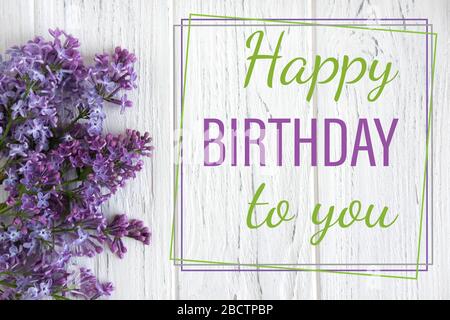 Alles gute zum Geburtstag. Grußkarte zum Geburtstag eines Mädchens, der Mutter. Grußkarte mit Frühlingsblumen aus Flieder. Stockfoto