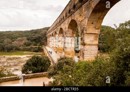 Das Pont du Gard römische dreistufige Bogenaquädukt in Südfrankreich. Er ist ein Weltkulturerbe und überquert den Gardon River. Stockfoto