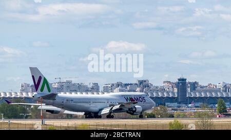 MADRID, SPANIEN - 14. APRIL 2019: VAMOS Airlines Boeing 747 Passagierflugzeug Landung auf dem Madrid-Barajas International Airport Adolfo Suarez . Stockfoto