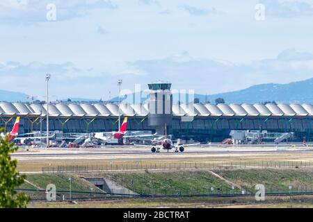 MADRID, SPANIEN - 14. APRIL 2019: Iberia Airlines Airbus A320 Passagierflugzeug Landung auf dem Madrid-Barajas International Airport Adolfo Suarez. Stockfoto