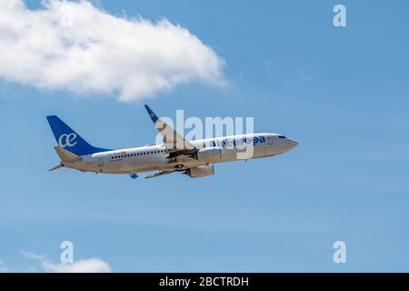 MADRID, SPANIEN - 14. APRIL 2019: Air Europa Airlines Boeing 737 NG/Max Passagierflugzeug vom Madrid-Barajas International Airport Adolfo Su Stockfoto