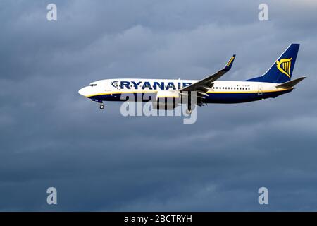 MADRID, SPANIEN - 17. MAI 2019: Ryanair Boeing 737 NG/Max Passagierflugzeug bereit, um auf dem internationalen Flughafen von Adolfo Suarez Madrid-Barajas zu landen Stockfoto