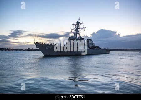 Nach einem geplanten Einsatz am 31. März 2020 in Rota, Spanien, kehrt ein Lenkflugkörperzerstörer der US-Navy Arleigh Burke-Klasse USS Carney in den Heimathafen zurück. Stockfoto