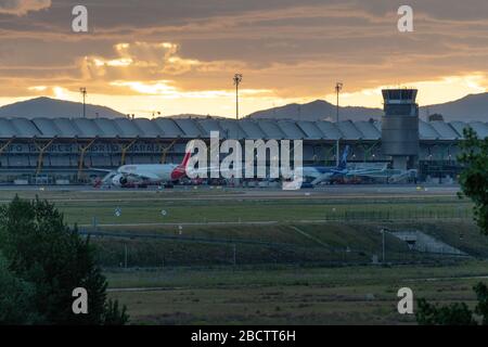 MADRID, SPANIEN - 17. MAI 2019: Flugzeuge verschiedener Luftgesellschaften im Terminal T4 des internationalen Flughafens Adolfo Suarez Madrid-Barajas, in su Stockfoto