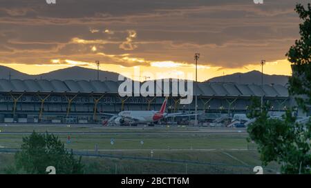 MADRID, SPANIEN - 17. MAI 2019: Flugzeuge verschiedener Luftgesellschaften im Terminal T4 des internationalen Flughafens Adolfo Suarez Madrid-Barajas, in su Stockfoto