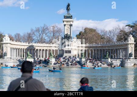 MADRID, SPANIEN - 27. JANUAR 2019: Die Einheimischen und Touristen genießen einen sonnigen Tag im Parque del Buen Retiro, entspannen und segeln auf dem See. Stockfoto