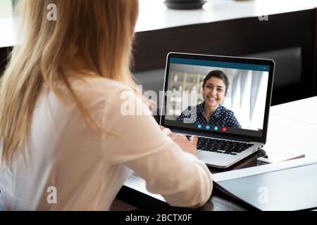 Geschäftsfrau, die mit Videokonferenzanwendung am pc ferne Verhandlungen geführt hat Stockfoto