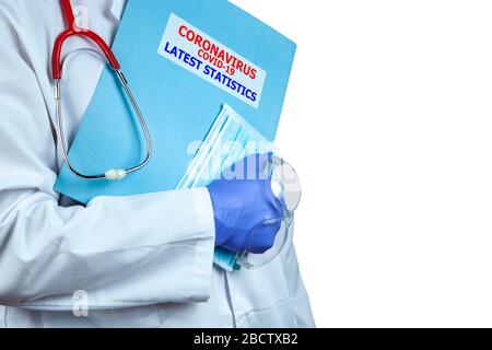 Doktor mit einem Stethoskop und mit Handschuhen, die eine Datei tragen, die Coronavirus Coved-19 neueste Statistiken Stockfoto