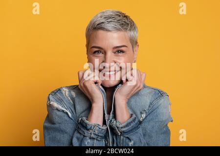 Porträt Einer Fröhlichen, Reifen Frau Lächelnd Und Mit Blick Auf Die Kamera Stockfoto