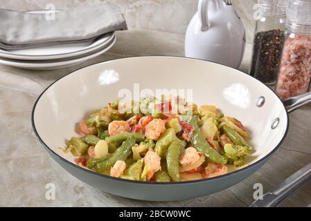 Köstliche, gesunde Garnelen rühren in einem Non-Stick-Skillet braten Stockfoto