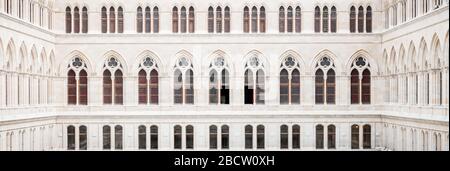 Lichthaus mit gotischen Fenstern Stockfoto
