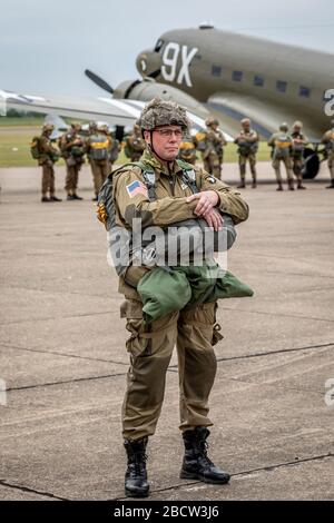 Fallschirmjäger und C-47A Douglas Dakota während der Veranstaltung DAKS over Normandy, Duxford Airfield, Cambridgeshire, Großbritannien Stockfoto