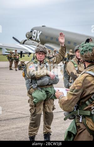 Fallschirmjäger und C-47A Douglas Dakota während der Veranstaltung DAKS over Normandy, Duxford Airfield, Cambridgeshire, Großbritannien Stockfoto