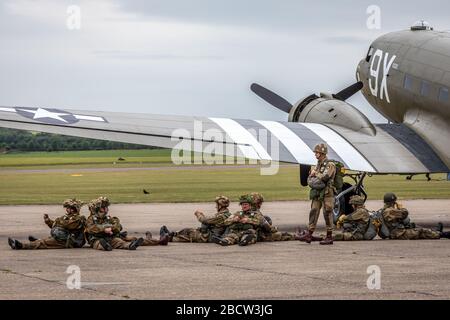 Fallschirmjäger und C-47A Douglas Dakota während der Veranstaltung DAKS over Normandy, Duxford Airfield, Cambridgeshire, Großbritannien Stockfoto