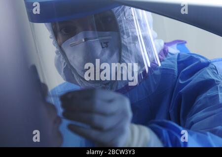 Illinois National Guard medical staff swab a patient for COVID-19, coronavirus screening at a drive up testing center March 24, 2020 in Chicago, Illinois. Stockfoto